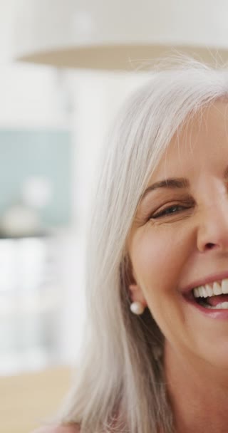 Pionowe Wideo Portret Pół Twarzy Szczęśliwej Starszej Białej Kobiety Śmiejącej — Wideo stockowe