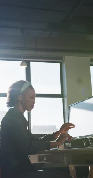 Vertikales Video Einer Afrikanisch Amerikanischen Geschäftsfrau Die Ihren Computer Allein — Stockvideo