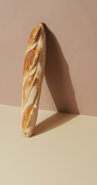 粉色和米黄色表面上的面包的垂直视频 膳食和营养概念 — 图库视频影像