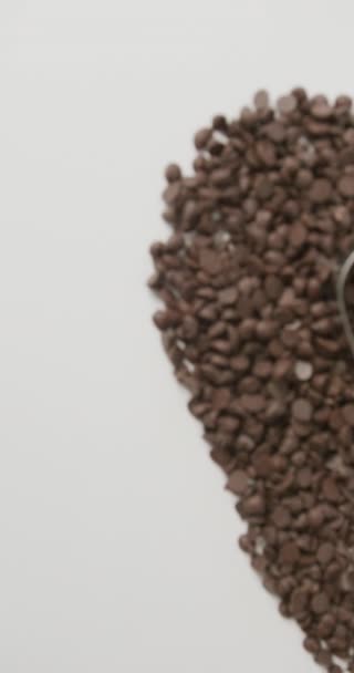 Vertikales Video Von Schokoladenchips Die Ein Herz Mit Herzförmigem Ausstecher — Stockvideo