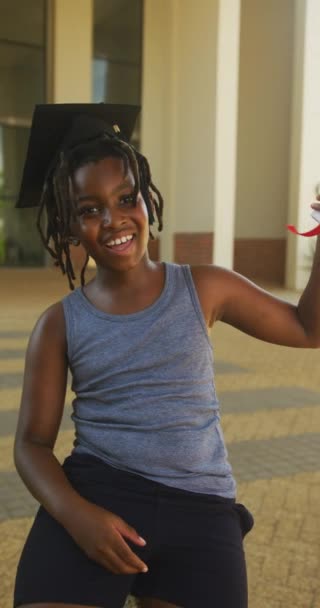Vertikales Video Des Porträts Eines Glücklichen Afrikanisch Amerikanischen Schuljungen Mit — Stockvideo