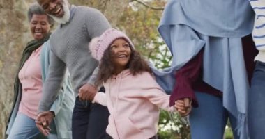 Üç kuşak Afro-Amerikan ailesinin evdeki ve parktaki görüntüsü. Kış evi aile kavramı.