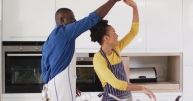 Evde dans eden farklı çiftlerin montajı. Aşk, romantizm ve kaliteli aile kavramı.