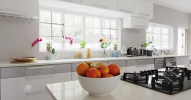 Modern ve parlak mutfakta bir kase portakal. İç tasarım, modern iç mimari, ev hayatı ve yaşam tarzı konsepti.