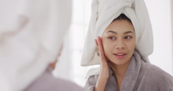 Video Portrétem Usměvavé Biraciální Ženy Ručníkem Vlasech Dívající Zrcadla Koupelně — Stock video