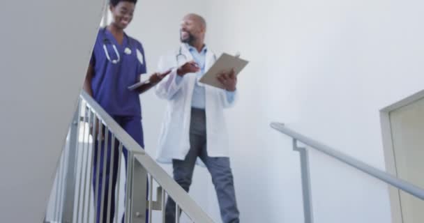 Médicos Afro Americanos Mulheres Segurando Prancheta Conversando Hospital Medicina Cuidados — Vídeo de Stock