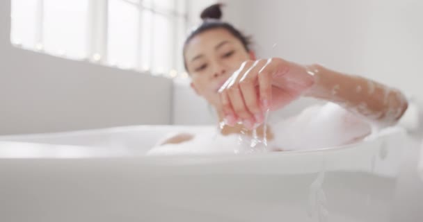 浴室でお風呂に座っている熟女の笑顔のポートレート動画 健康と美しさ 国内生活とライフスタイルの概念 — ストック動画