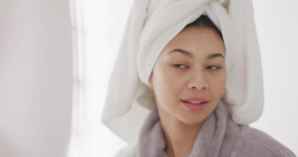 Video Van Portret Van Glimlachende Biraciale Vrouw Met Handdoek Haar — Stockvideo