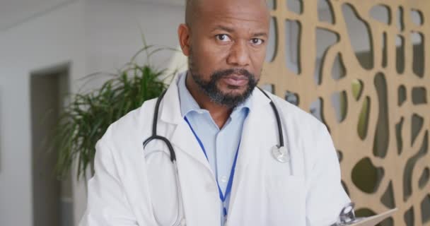 Mutlu Afro Amerikan Erkek Doktor Portresi Gülümseyen Hastanede Kameraya Bakan — Stok video