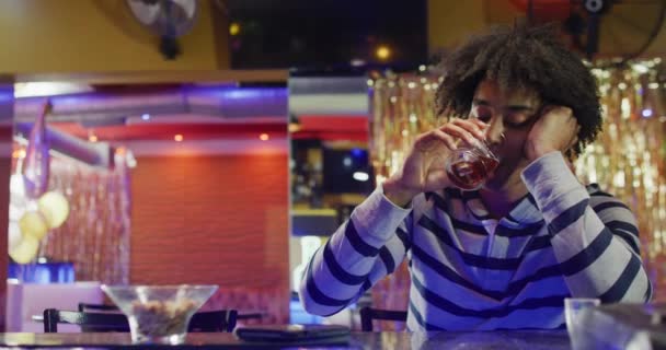 Видео Пьяным Африканским Американцем Сидящим Баре Склоняющим Голову Пить Гулять — стоковое видео