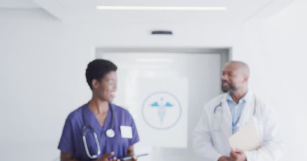 一位快乐的非洲裔美国女医生面带微笑地看着医院的镜头 生活方式和医院概念 — 图库视频影像
