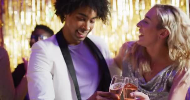 Gece Kulübünde Ellerinde Şampanya Kadehleriyle Dans Eden Mutlu Çiftin Videosu — Stok video