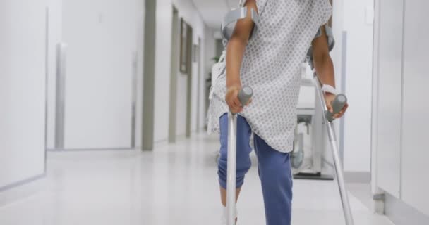 Médico Afro Americano Caminhando Com Paciente Infantil Usando Muletas Hospital — Vídeo de Stock