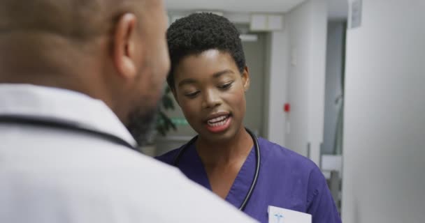 非洲裔美国男医生和女医生在医院谈话 生活方式和医院概念 — 图库视频影像