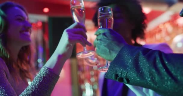 Video Einer Vielfältigen Gruppe Glücklicher Freunde Die Mit Gläsern Champagner — Stockvideo