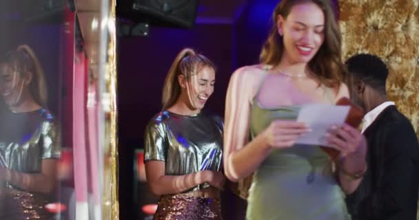 Farklı Kapıcıların Mutlu Kadını Selamladığı Gece Kulübüne Kol Kola Giren — Stok video