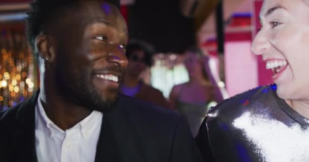 Nagranie Którym Szczęśliwa Para Wchodzi Nocnego Klubu Rozmawia Śmieje Się — Wideo stockowe
