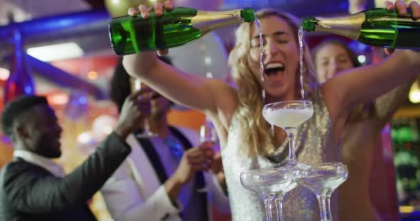 Видео Счастливой Кавказки Наливающей Фонтан Шампанского Бокалы Ночном Клубе Веселье — стоковое видео