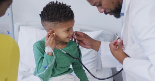 Amerykański Lekarz Badający Pacjenta Dzieckiem Używający Stetoskopu Szpitalu Medycyna Opieka — Wideo stockowe