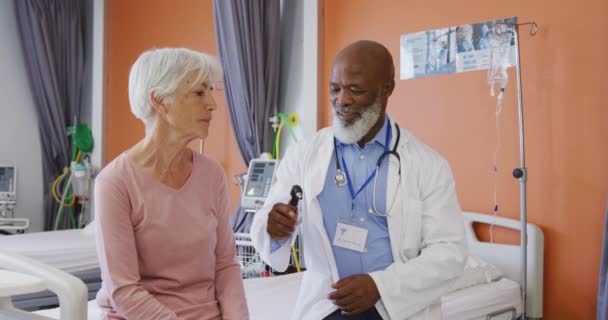 Amerykański Lekarz Badający Starszą Białą Pacjentkę Szpitalu Medycyna Opieka Zdrowotna — Wideo stockowe