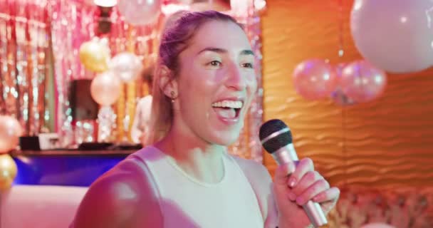 Video Dos Amigas Caucásicas Felices Cantando Karaoke Bar Discotecas Amistad — Vídeo de stock