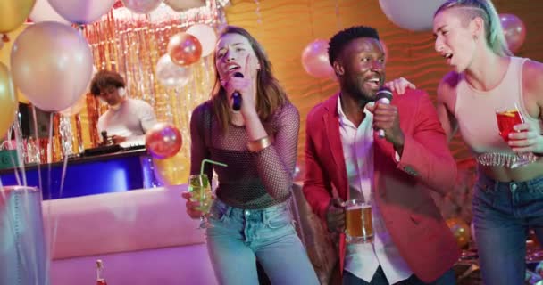 Vídeo Diversos Grupos Felices Amigos Que Firman Karaoke Bar Discotecas — Vídeo de stock