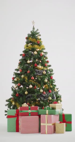 Вертикальный Снимок Елки Несколько Завернутых Подарков Белом Фоне Концепция Рождества — стоковое видео