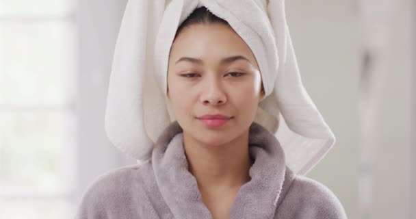 얼굴을 욕실에서 수건을 두르고 과아름다움 방식의 — 비디오