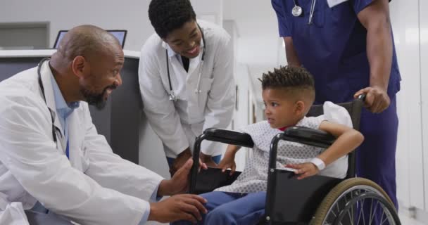 Lekarze Dywersyjni Rozmawiający Pacjentem Wózku Inwalidzkim Szpitalu Medycyna Opieka Zdrowotna — Wideo stockowe