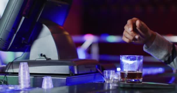 Sarhoş Afrikalı Amerikalı Bir Adamın Barda Içki Içerken Videosu Çmek — Stok video