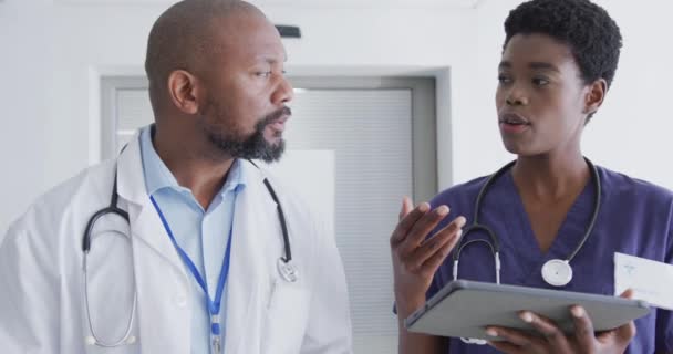 Afrykańscy Amerykańscy Lekarze Używają Tabletek Rozmawiają Szpitalu Medycyna Opieka Zdrowotna — Wideo stockowe