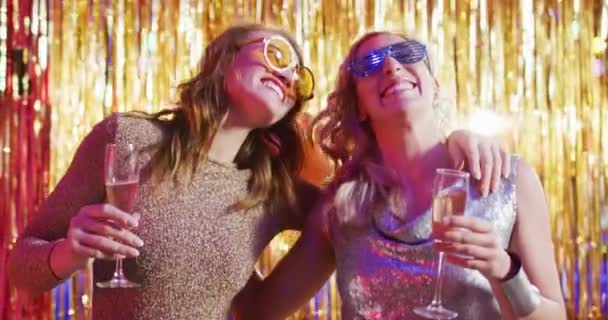 Vídeo Duas Amigas Caucasianas Felizes Dançando Com Taças Champanhe Uma — Vídeo de Stock