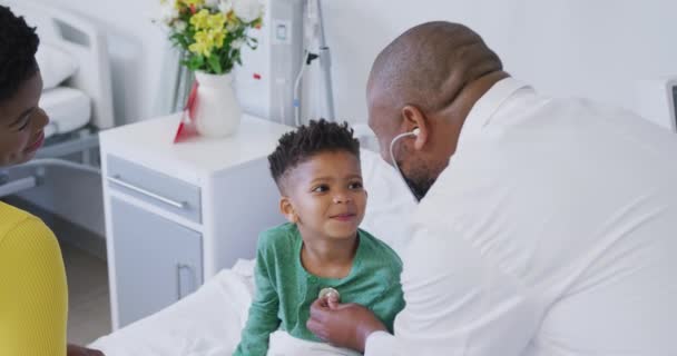 Αφροαμερικανός Γιατρός Που Εξετάζει Παιδιά Χρησιμοποιεί Στηθοσκόπιο Στο Νοσοκομείο Ιατρική — Αρχείο Βίντεο