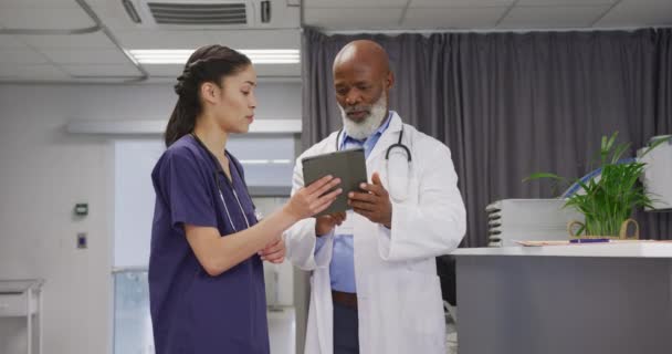 不同的男医生和女医生在医院使用平板电脑和交谈 生活方式和医院概念 — 图库视频影像