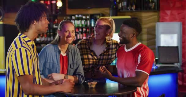 Çeşitli Mutlu Arkadaş Gruplarının Bir Masada Durduğu Bir Video Barda — Stok video