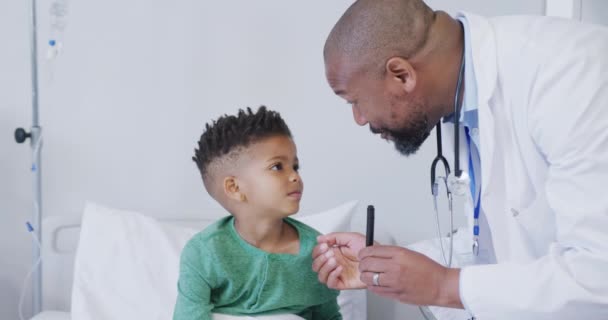 Afro Amerikaanse Mannelijke Dokter Onderzoekt Kinderpatiënt Het Ziekenhuis Geneeskunde Gezondheidszorg — Stockvideo