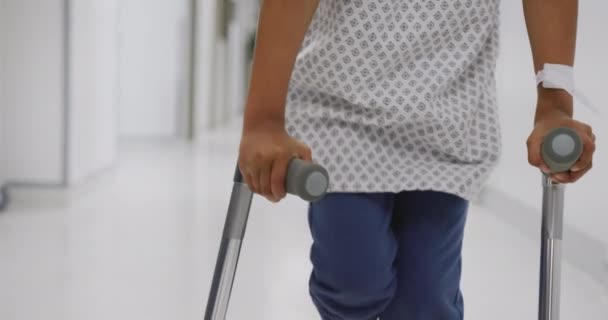 Médico Afroamericano Caminando Con Paciente Infantil Usando Muletas Hospital Medicina — Vídeos de Stock