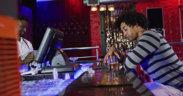 Video Van Lachende Afro Amerikaanse Barman Dronken Man Die Bier — Stockvideo