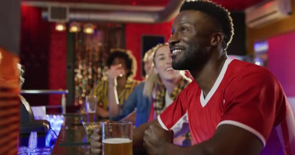 Farklı Arkadaş Gruplarının Içki Içip Bir Barda Maç Izlediği Videolar — Stok video