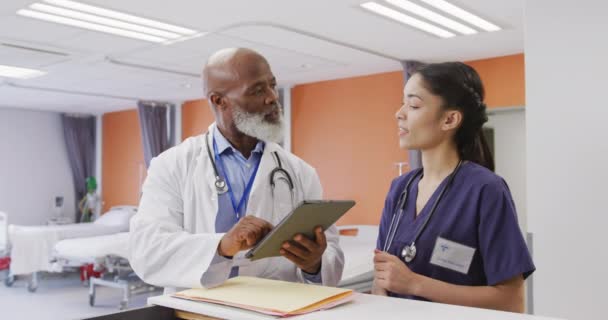 不同的男医生和女医生在医院使用平板电脑和交谈 生活方式和医院概念 — 图库视频影像