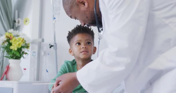 Médico Afro Americano Examinando Paciente Infantil Hospital Medicina Cuidados Saúde — Vídeo de Stock