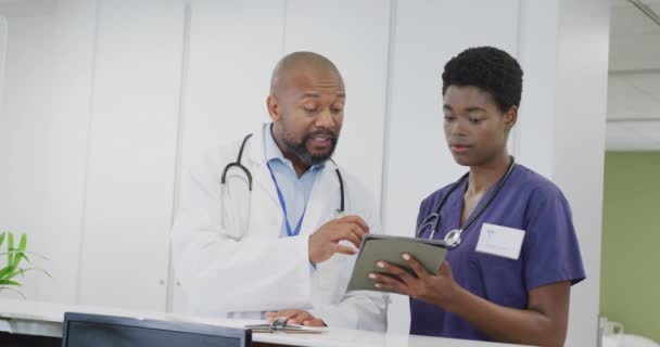 非裔美国男性和女性医生使用平板电脑 在医院里交谈 生活方式和医院概念 — 图库视频影像