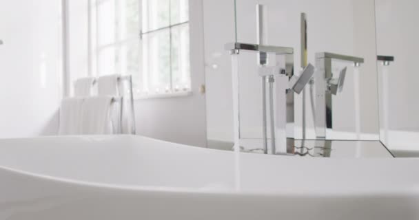 现代白色新鲜浴室浴缸中的水在流动的视频 健康与美 闲暇时间 家庭生活和生活方式概念 — 图库视频影像