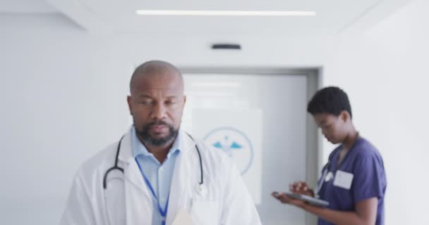 非洲裔美国男性医生在医院看着相机的画像 生活方式和医院概念 — 图库视频影像
