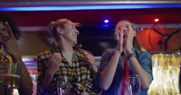 Video Diversos Grupos Amigos Felices Bebiendo Viendo Juegos Deportivos Bar — Vídeo de stock