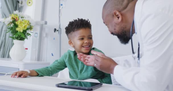 Африканский Врач Американец Осматривает Ребенка Больнице Медицина Здравоохранение Образ Жизни — стоковое видео