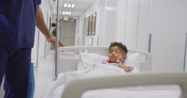 Médico Afroamericano Hablando Con Paciente Infantil Acostado Cama Del Hospital — Vídeos de Stock