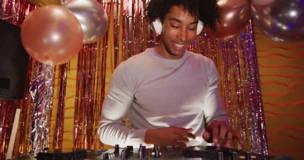 Video Masculino Afroamericano Feliz Tocando Música Bailando Haciendo Gestos Club — Vídeo de stock