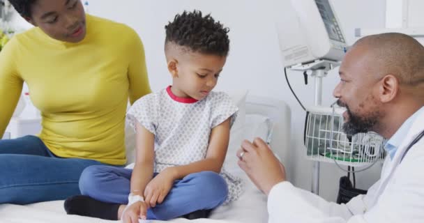 非洲裔美国男性医生在医院为儿童患者接种疫苗 生活方式和医院概念 — 图库视频影像