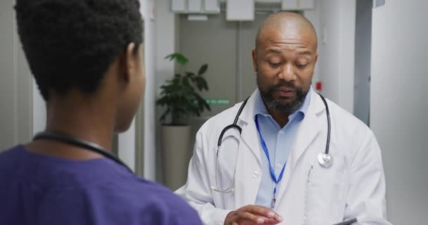 Afro Amerikaanse Mannelijke Vrouwelijke Artsen Met Behulp Van Tablet Praten — Stockvideo